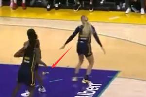 芬森：別再往場(chǎng)上扔假陽(yáng)具了 這樣搞我們還怎么帶孩子去看比賽