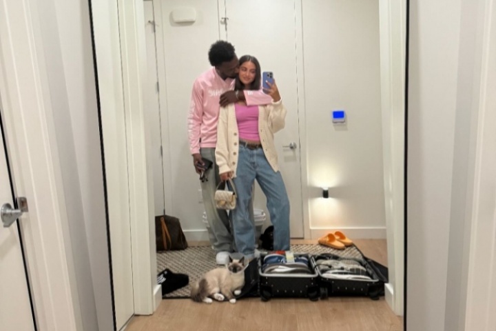 5個小時前去哪吃好料了？布朗尼曬和女友的親密照：周年晚餐??