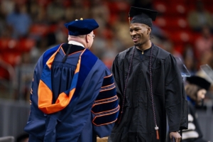 先拿個(gè)學(xué)位再說！獨(dú)行俠祝賀新秀邁爾斯-凱利順利畢業(yè)