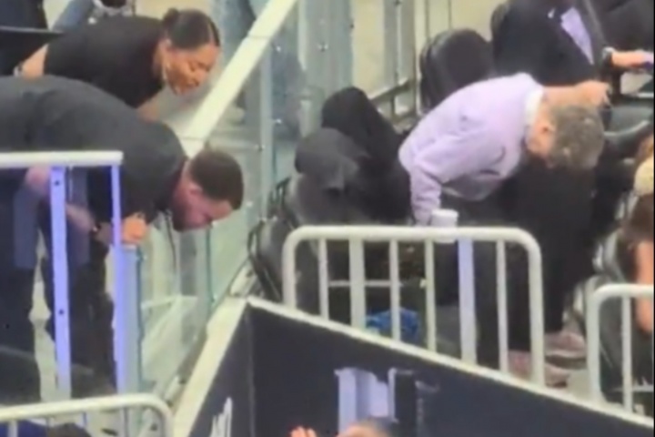 庫里夫婦看球偶遇拉科布 雙方交談時(shí)后者不停攤手??