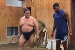 八村塁與相撲士一起訓(xùn)練 網(wǎng)友：你又不是勇士的 沒(méi)人在更衣室揍你