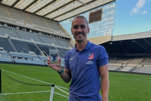 這張價值如何？格列茲曼在球場上曬梅西球星卡