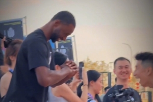 新賽季NBA賽場見??籃球博主張照洋給維金斯教慶祝動作