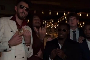 切特一身白衣出席卡魯索婚禮引網(wǎng)友調(diào)侃：像邁阿密毒梟&色情明星