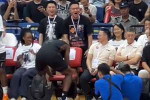 ??巴特勒中國行期間對著椅子做出“不可描述”慶祝動作