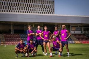 回歸訓(xùn)練！奧爾莫社媒曬巴薩球員訓(xùn)練合照：自己站C位