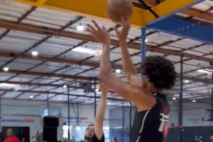 轉型空間型內線？??湖人博主曬海斯訓練視頻 三分出手連續(xù)命中