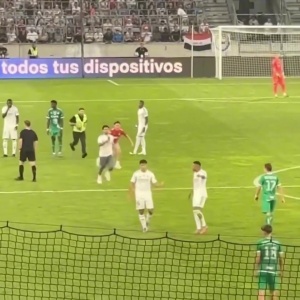 寵粉！球迷沖入場(chǎng)內(nèi)找姆巴佩自拍，姆總攔住保安滿足合影