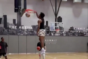 美媒曬布朗尼扣籃視頻：穿鞋身高1米88能完成這個扣籃太夸張了