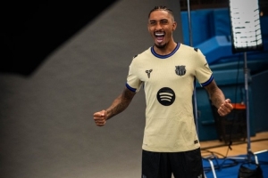 巴薩官方曬萊萬、拉菲尼亞身穿科比聯(lián)名球衣定妝照：曼巴精神