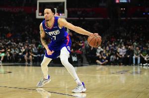 啊？雄鹿記者：科菲與球隊簽下的是一份訓(xùn)練營合同