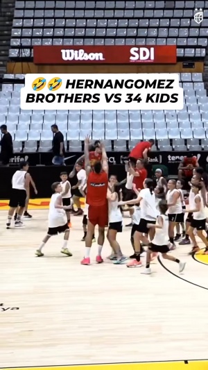 ??誰贏了？埃爾南戈麥斯兩兄弟和34個小孩打比賽！球場亂作一團(tuán)