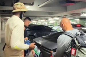 體驗(yàn)新勢(shì)力！杰倫-布朗在上海搭乘蔚來(lái)旗艦轎車(chē)et9 售價(jià)近80萬(wàn)