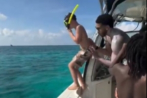 一看就是親爹！塔圖姆將Deuce一掌從游艇上推入海中