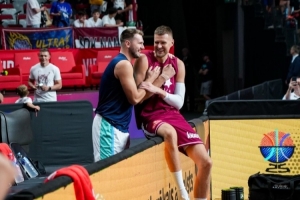 老隊(duì)友重逢！熱身賽前東契奇與老隊(duì)友波爾津吉斯嬉笑攀談