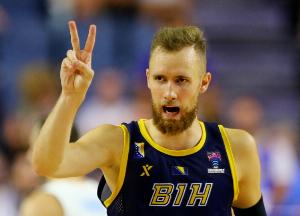 上屆場(chǎng)均23+5+5！外媒：穆薩因腹痛緊急手術(shù) 能否出戰(zhàn)歐錦賽存疑