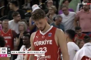 ??球迷轉發(fā)申京歐錦賽轉身絲滑暴扣！KD評論：與眾不同！