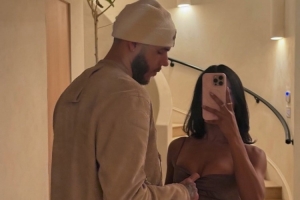 往哪瞄呢??朗佐-鮑爾曬與女友合照 拉開衣服光明正大飽眼福