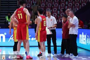 體壇周報(bào)：最團(tuán)結(jié)的中國(guó)男籃背后，是沖破質(zhì)疑的郭士強(qiáng)