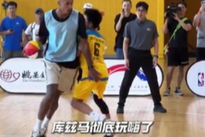 姚基金慈善賽校園公益探訪 庫茲馬和麥克朗用心跟小朋友們玩耍~