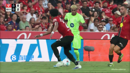 巴薩多打一人！莫爾萊內(nèi)斯抗議+犯規(guī)，兩黃被罰下