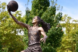 WNBA歷史首人！西雅圖風(fēng)暴隊名宿蘇-伯德的雕像今天揭幕