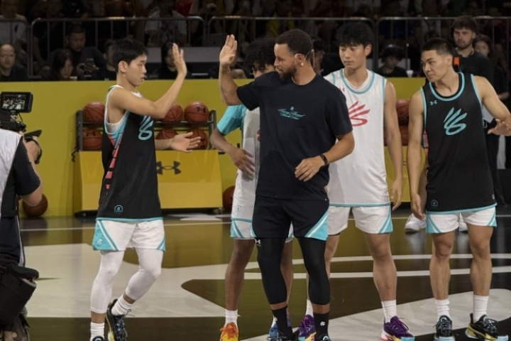 庫里訓練營Day2之男子組對抗賽 庫里在認真指導小球員們！