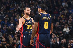 美記：庫(kù)里與小佩頓進(jìn)行了接觸 他正督促勇士簽下后者 追夢(mèng)也支持