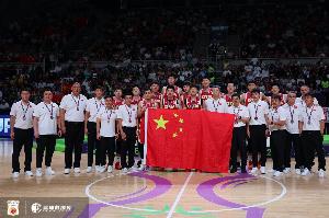 球迷：中國男籃真的天亮了??球迷不再一味地指責 雷蒙走心回復