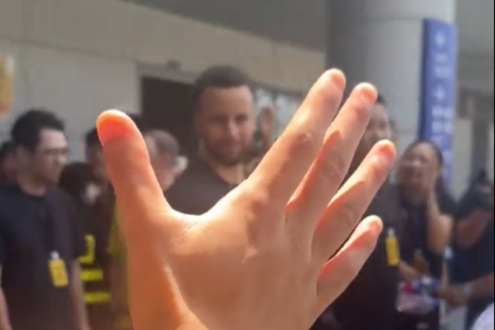 ??純搞子！有球迷對(duì)庫(kù)里喊“詹姆斯！詹姆斯！握個(gè)手詹姆斯！”