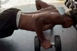 不僅僅靠天賦！亞馬爾社媒曬視頻：手握啞鈴俯臥撐強化訓(xùn)練