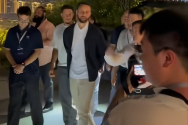 金州庫(kù)市長(zhǎng)？庫(kù)里這身行政夾克+背手踱步 有灣區(qū)老干部?jī)?nèi)味兒了