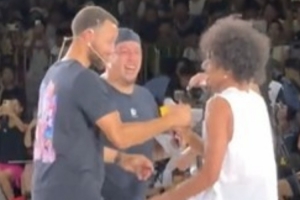 中國U19男籃小將朱正曬與庫里參與活動的視頻：還是感覺夢里一樣