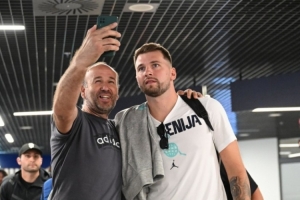 明日塞爾維亞VS斯洛文尼亞 東契奇抵達(dá)貝爾格萊德并與球迷合影