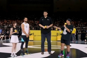 夢幻聯(lián)動(dòng)！姚基金與庫里品牌公益合作 姚明與庫里同框