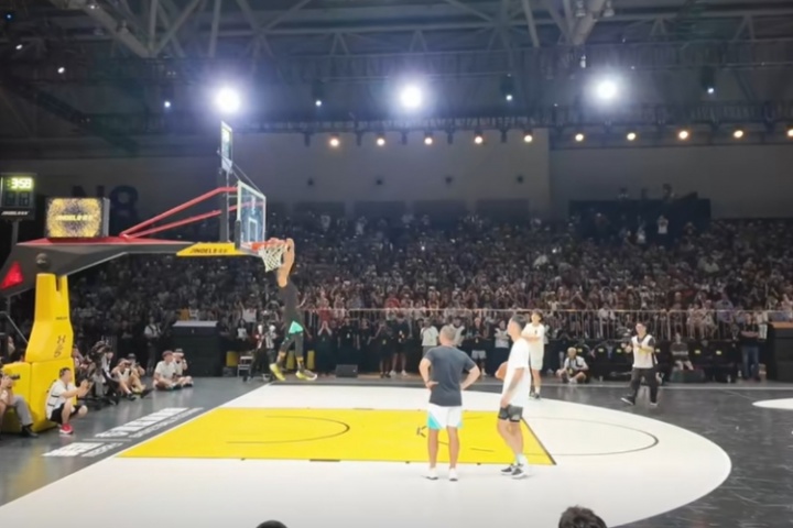 金州拉文太寵粉了！球迷起哄“Dunk！” 庫里拋球半轉(zhuǎn)身雙手炸扣