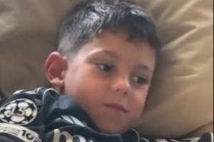 踢球的大哥哥！馬斯坦托諾將自己的河床球衣送給了巴爾韋德兒子