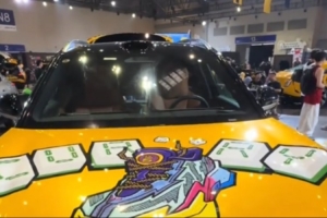 新晉打卡點！庫里參觀中國行現(xiàn)場問界汽車 球迷隨后排起長隊