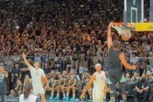 每日一扣！庫里接弟弟賽斯傳球 兩次嘗試后將球摁進籃筐