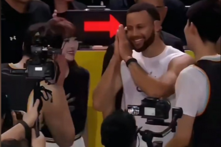 輸了也開心！庫里滿臉笑容與三分絕殺的中國球員一起比晚安！