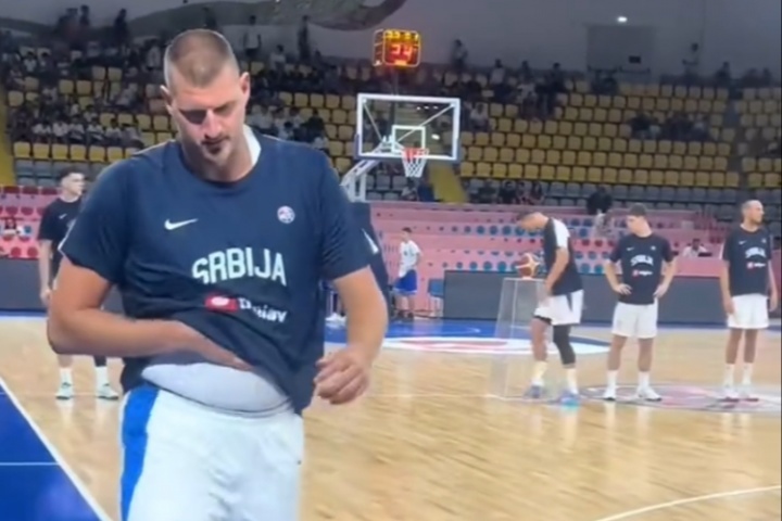 這人這大肚腩都凸出來了 “一看就不怎么會打球的樣子”