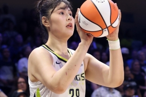 李月汝本賽季先后效力于風(fēng)暴和飛翼 共出戰(zhàn)31場&場均6分4.5板