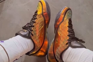 你喜歡嗎？詹姆斯自拍上腳最新黃金配色款詹23代戰(zhàn)靴??