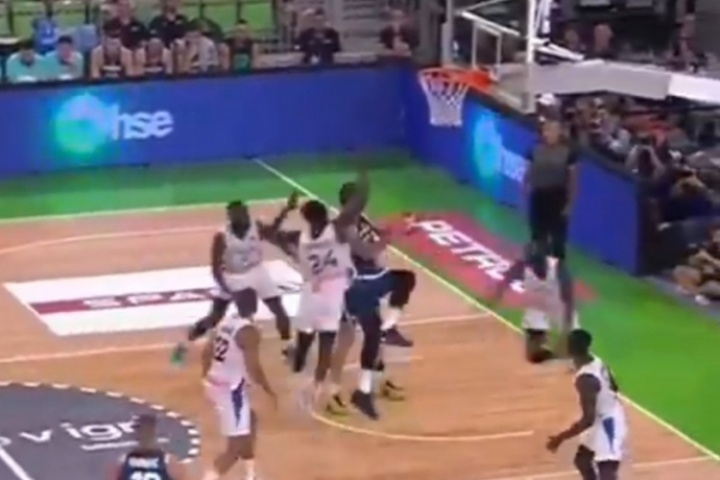 湖人狂喜！東契奇身法輕盈殺進籃下 面對多人包圍腦后長眼送妙傳