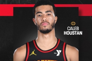 一年合同！老鷹官方：球隊簽下了前鋒凱萊布-休斯坦