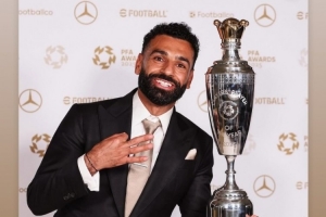 祝賀老隊友！阿諾德社媒曬薩拉赫與PFA最佳獎杯合照：歷史級