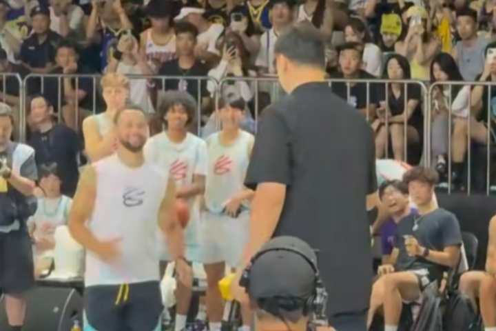 給足尊重！庫里笑著一路小跑過去和姚明握手致意