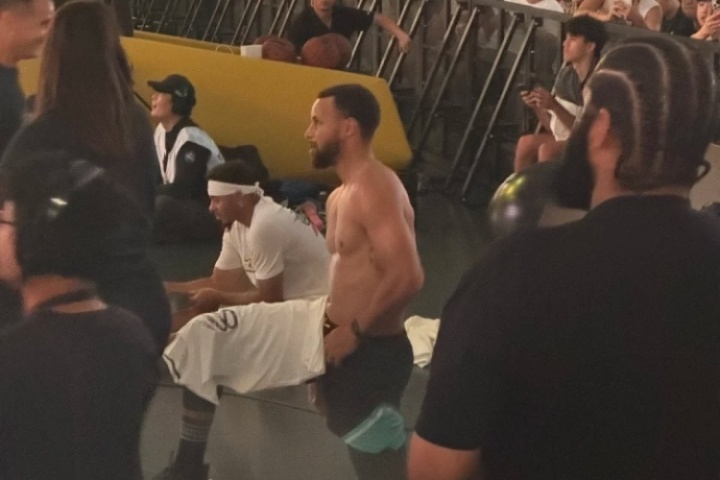 女球迷曬圖：庫里在我眼前換衣服了 大飽眼福 好壯好壯！