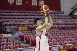 媒體人：雷蒙用頭蹭對方的臉 是經(jīng)驗的體現(xiàn) 他在嘗試干擾對手情緒