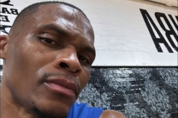 積極備戰(zhàn)！威少社交媒體曬出訓練后大汗照 表情桀驁！